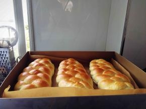 烤至色泽金黄即可出炉，放在烤网上晾凉后密封保存或者冷冻保存。