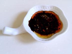 大蒜捣碎，调入芝麻油、酱油、辣椒油备用