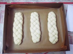 将编好的面包胚放入烤盘，隔开一定的距离。