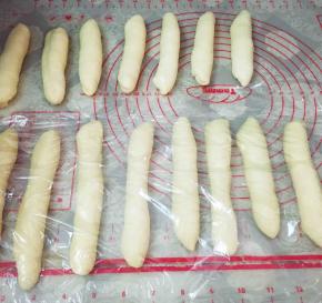 依次把所有的面团卷成长条状。