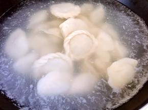 锅内烧开水放入包好的饺子，煮熟即可