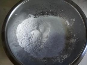 盆里先放一百克虾饺粉。