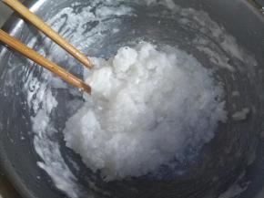 水烧开立即到入虾饺粉里拌匀。