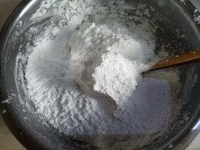 再加入150克虾饺粉。