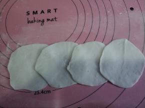 擀好皮子四个叠放。