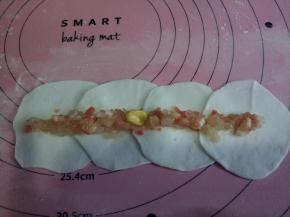 上面放馅料，不要太多了。