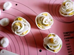 依次做好所有的玫瑰花虾饺，水烧开放篦子上大火蒸六七分钟就好了。