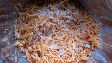 胡萝卜丝儿撒点盐，用手抓下，腌着