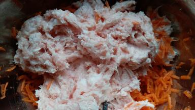 搅碎的肉放到胡萝卜丝里