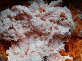 搅碎的肉放到胡萝卜丝里