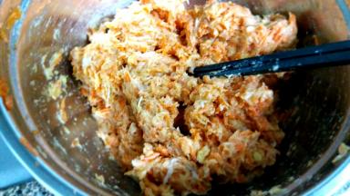 生姜切小粒，用开水泡一会儿，取生姜汁儿 盐一起拌均匀