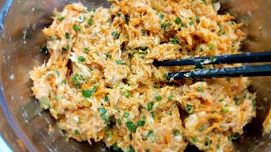 葱花和肉馅儿拌均匀