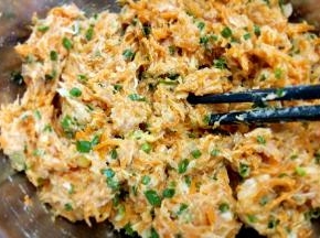 葱花和肉馅儿拌均匀