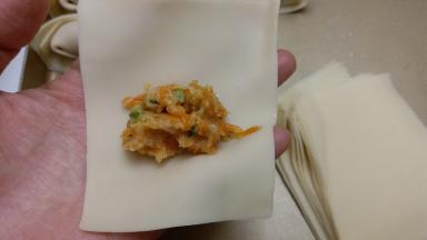买的梯形饺子皮，放上胡萝卜肉馅