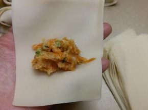 买的梯形饺子皮，放上胡萝卜肉馅