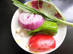 准备食材，洗净。