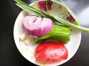 准备食材，洗净。