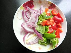 洋葱切丝，青椒，红椒切片。