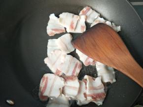 放入五花肉。