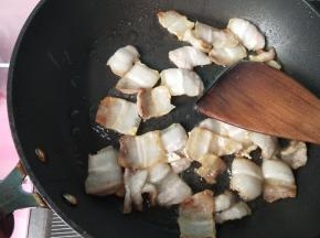 五花肉卷曲出油后，捞出。