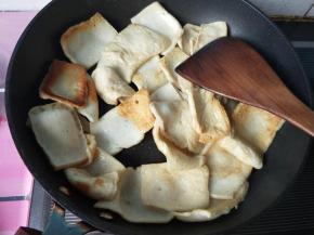 豆腐煎黄盛出备用。