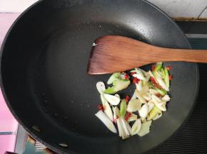 将生姜，大蒜，干辣椒爆香。