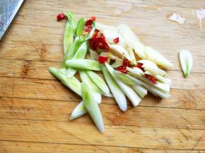 生姜，大蒜，大蒜梗切片，干辣椒切碎。