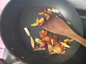 放豆瓣酱，炒出红油，再放一点清水。