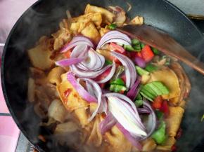 放入青椒，红椒，洋葱，翻炒。