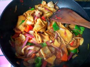 放入五香粉翻炒。