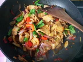 放入大蒜叶，胡椒粉，鸡精，翻炒。