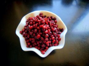 准备蜜豆，这是昨天煮的蜜豆，友友们可以看我的蜜豆菜谱。