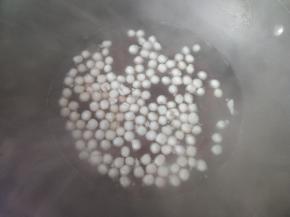 烧开后放入汤圆。