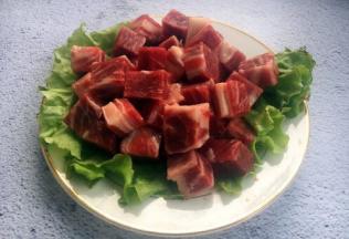 将牛肉切成2厘米见方大小的牛肉粒。