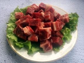 将牛肉切成2厘米见方大小的牛肉粒。