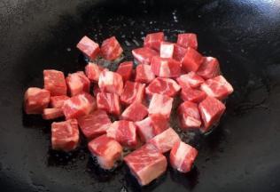 放入牛肉粒。