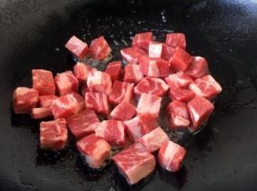 放入牛肉粒。