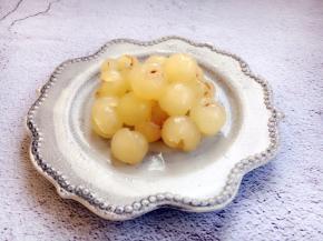 将所有的龙眼剥壳去核备用。