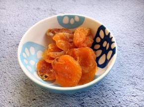 主要食材杏干。杏干用清水泡软，依据杏干的软硬度来决丁时间。泡好杏干水也要留着备用。