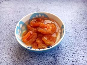 把杏干切成小块，块的大小与牛肉粒大小就可以。我是把杏干切成了两半。