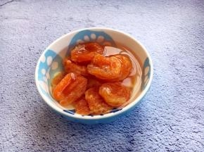 把杏干切成小块，块的大小与牛肉粒大小就可以。我是把杏干切成了两半。