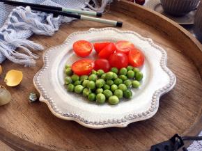 准备辅助食材，把豌豆剥好，小番茄对切。