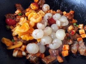 再放入龙眼和杏干。