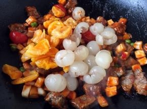 再放入龙眼和杏干。