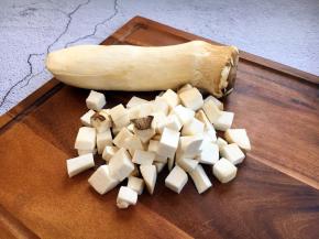 准备好辅助食材，把杏鲍菇切成筛子大小的粒。