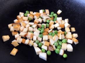 热锅凉油，放入10g橄榄油，将杏鲍菇和豌豆煸炒熟盛出备用。