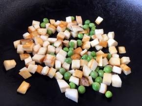热锅凉油，放入10g橄榄油，将杏鲍菇和豌豆煸炒熟盛出备用。