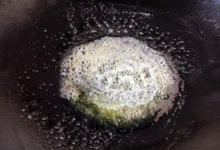 锅内放10g的黄油，待黄油融化。