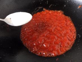 待酱汁熬至浓稠放入1勺的白糖炒匀。