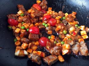 放入牛肉脯、杏鲍菇、豌豆、小番茄，迅速翻炒均匀。